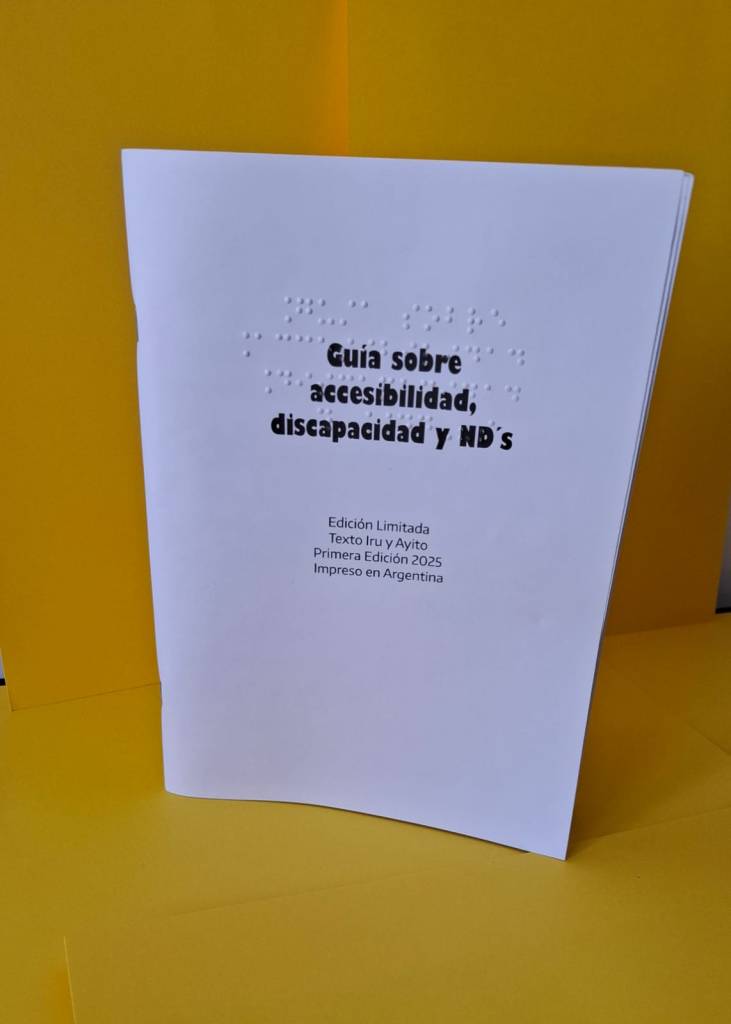 Imagen del fanzine en braille con fondo amarillo. 